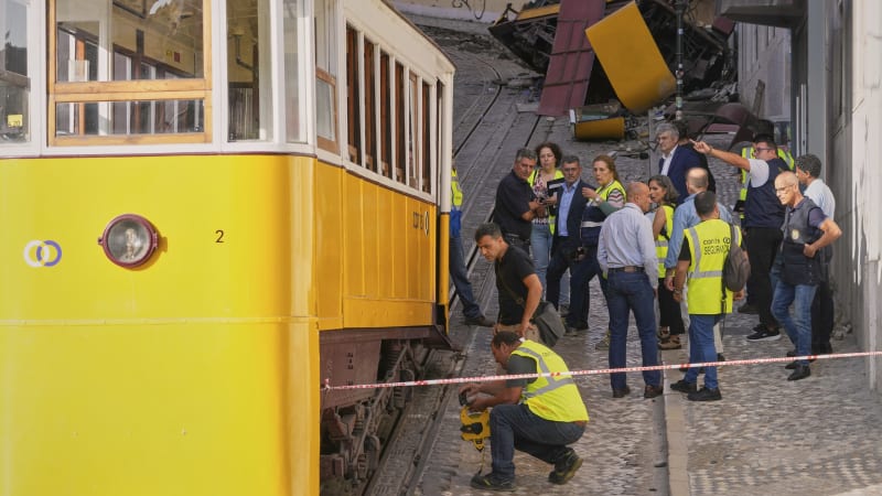 Příčina tragické havárie lanovky v Lisabonu? Odpojení lana mezi vozy, nastínily úřady