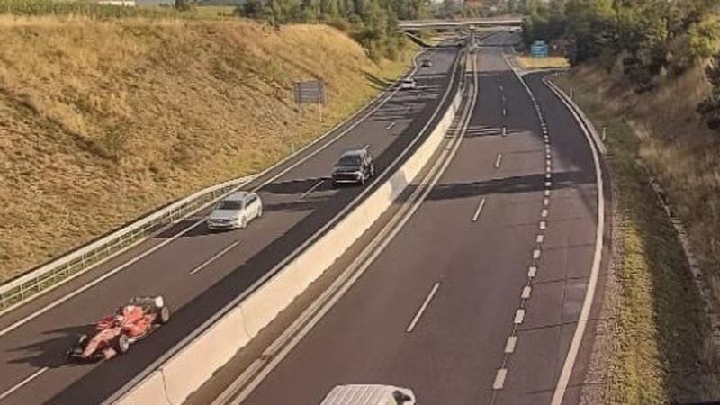 Řidiče formule na Příbramsku zadržela policie. Vůz se znovu proháněl po české dálnici D4 