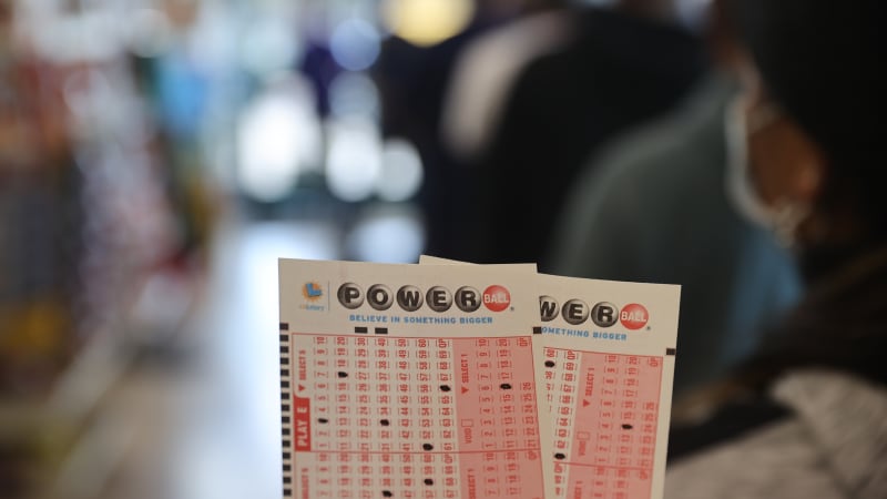 Stačil los z benzinky. Dva výherci si rozdělí miliardy, padl druhý nejvyšší jackpot v USA
