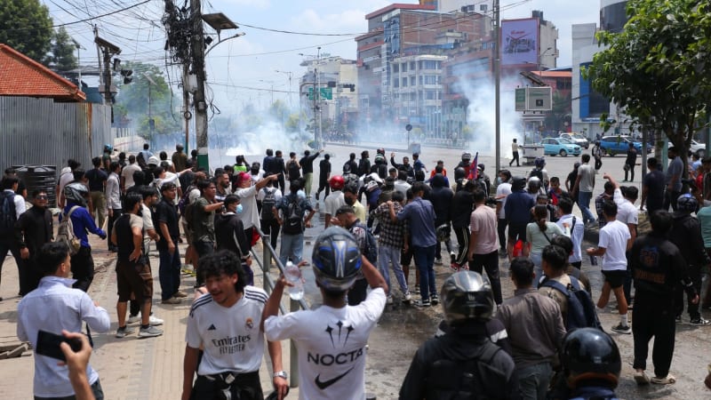 Krize v Nepálu se vyhrotila: Demonstranti zapalují domy politiků