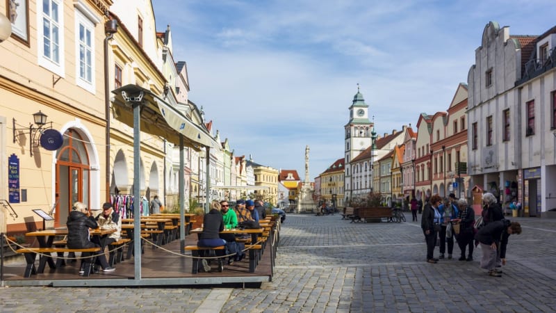 Parta patnáctiletých dětí v Třeboni brutálně zmlátila muže. Po útoku krvácel do mozku