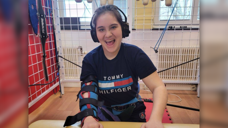 Kamilka ve dvou letech ochrnula, dnes hýbe paží. Rodina věří, že se jednou sama postaví