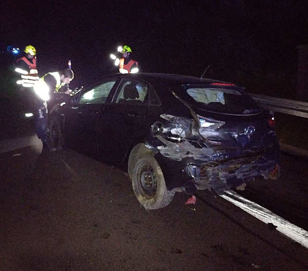 Náraz do svodidel a záhy další střet, noční nehoda na D6 skončila tragicky