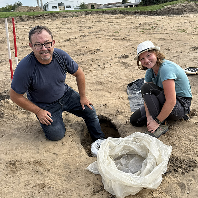 Skvrna v písku uťala zklamání archeologů. „Nudné“ místo skrývalo hrob bojovníka