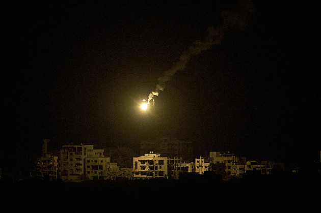 Izrael zahájil pozemní ofenzivu do města Gaza, chce ho obsadit a zničit Hamás