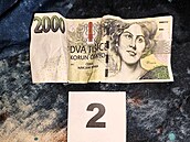 Sedmnáctiletá dívka vytiskla kamarádovi falešné dvoutisícovky, koupil je narkoman