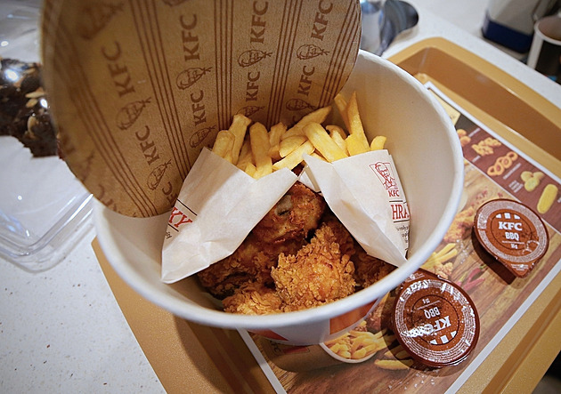 V libereckém KFC odhalila inspekce prošlé kuřecí. Nebylo k prodeji, hájí se řetězec
