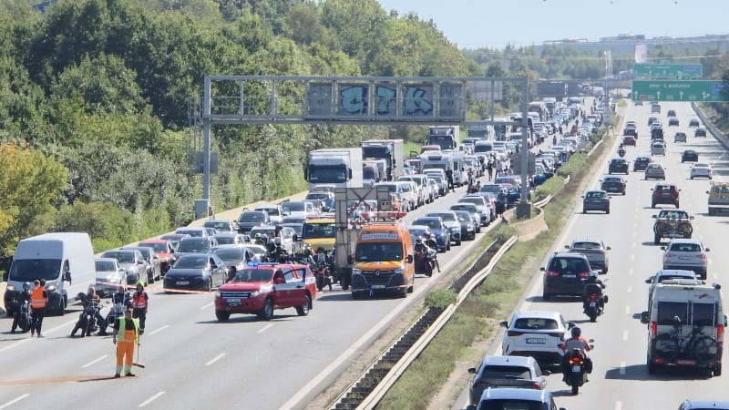 Tři nehody blízko sebe uzavřely D1 u Prahy: Bouralo 11 aut, zřejmě šlo o řetězovou reakci