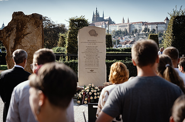 Je čas se uzdravit. Před fakultou přibyla deska se jmény obětí střelby