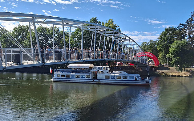 Cyklisté překonají Vltavu v Hluboké po nové lávce, končí proplétání mezi auty