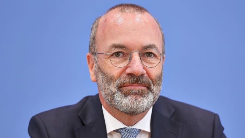 Šéf EPP Weber radí Čechům: Vyhněte se slovenské cestě. Volíte mezi Evropou a izolací