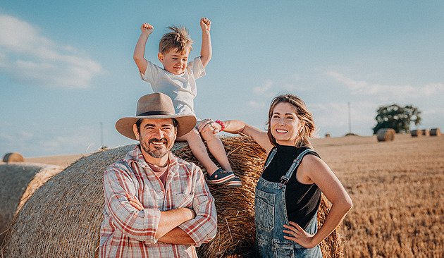 Vojta Kotek ukázal manželku Radanu i syna Huberta. Obsadil je do své Farmy