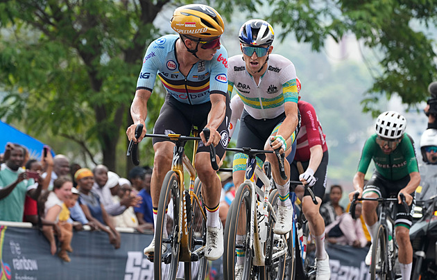 Stříbrná frustrace Evenepoela. Co se skutečně dělo s jeho kolem? Chtěl vzdát?