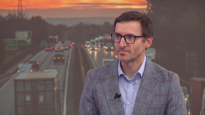 Viditelnost na silnicích je na podzim klíčová. Expert vysvětlil, jak správně používat světla