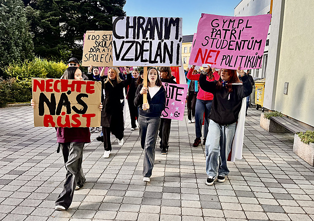 Stůjte při nás. Studenti v Hostinném protestovali proti rušení osmiletých gymnázií