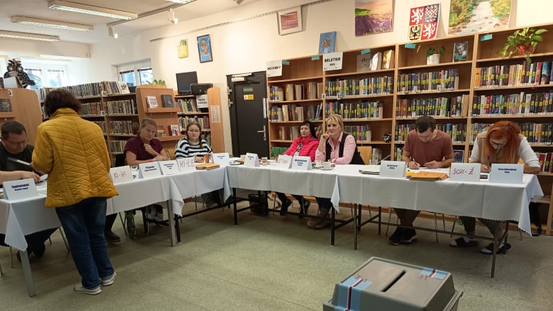 Volební unikát: Lidé hlasují i v knihovně mezi pěti tisíci svazky. Komisaři už ale léta nečtou