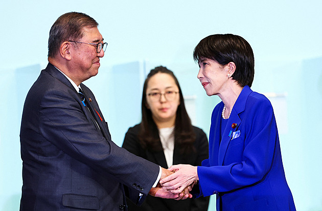 Japonci míří k první premiérce. Takaičiová vede stranu, o vládě rozhodnou poslanci