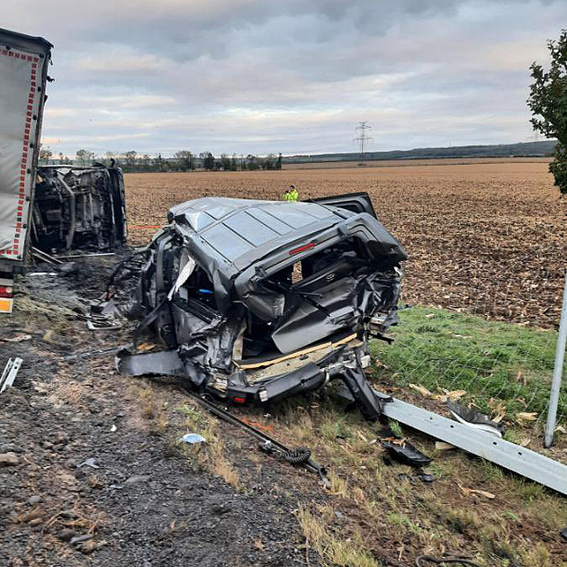 Náklaďák na Znojemsku zdemoloval auto u krajnice, řidič v nemocnici bojuje o život