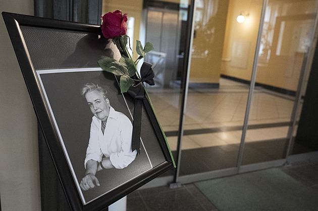 Fotka s dalajlamou i dojemné vzkazy. Lidé uctívají památku zesnulé Drábové