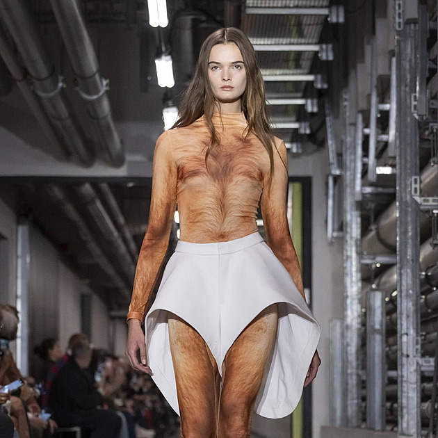 Chlupaté modelky i vesmírná show. To nejlepší z podzimních týdnů módy