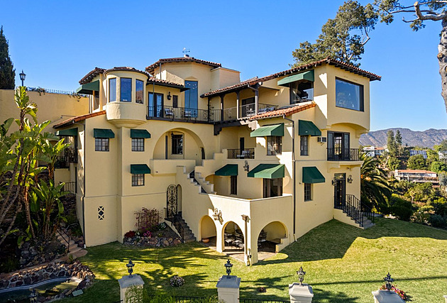 Bydlel tady i Drákula, dnes vila sousedí s domy Brada Pitta či Orlanda Blooma