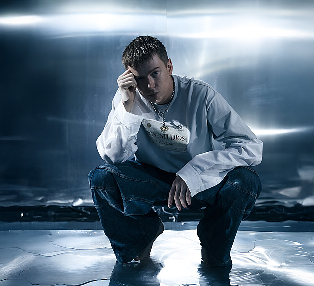 RECENZE: Chaos bez krásy. Album Adama Mišíka by bylo lepší bez pokusu o zpěv