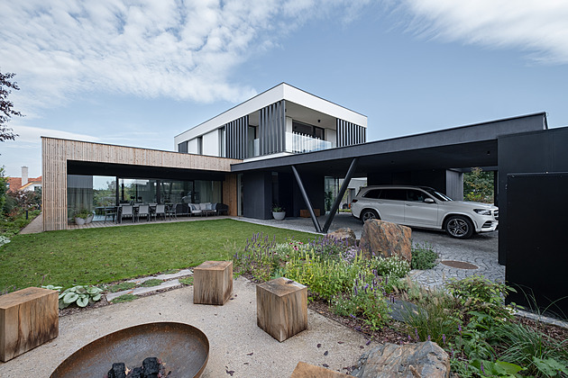 Geniálně vyřešili dům na malém pozemku, s parkovacím stáním působí lehce