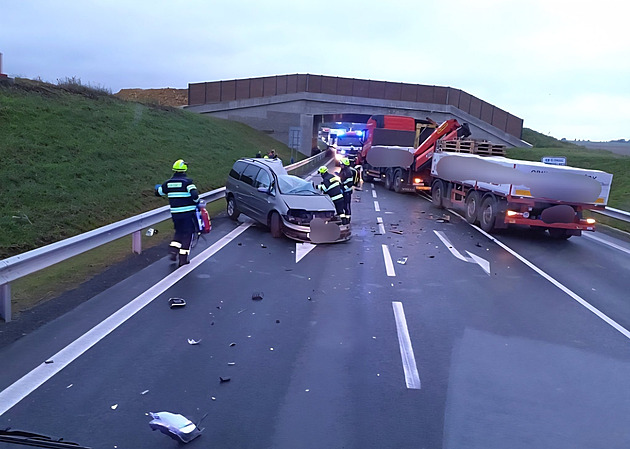 Osobní auto se na Svitavsku srazilo s náklaďákem, řidička nehodu nepřežila