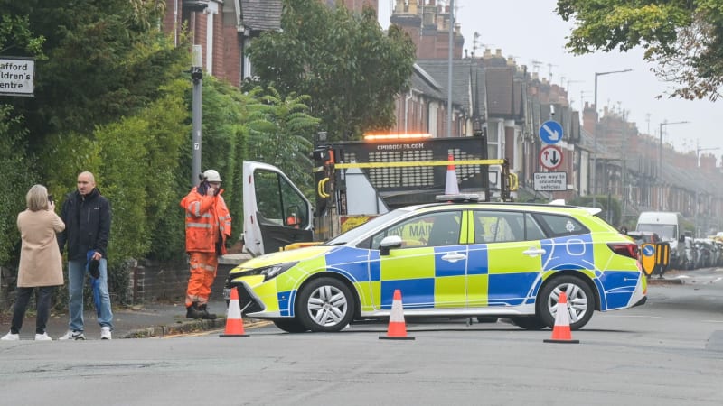 Horor v tiché a přátelské ulici. V Británii vyšetřují smrt dvou dětí, zadrželi podezřelou