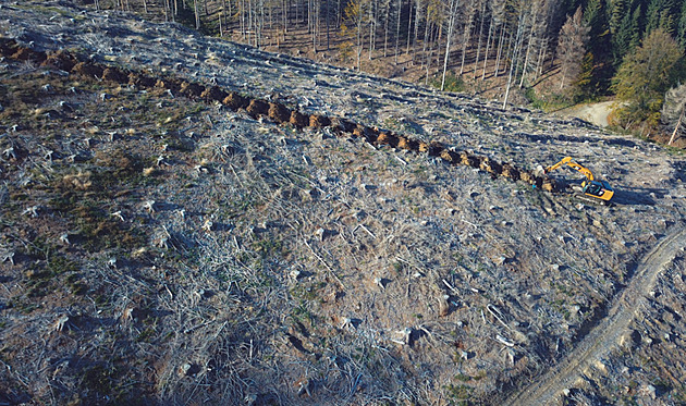 Metoda z Beskyd na zadržení vody se šíří po Česku. Jámy oslabí sucho i povodně