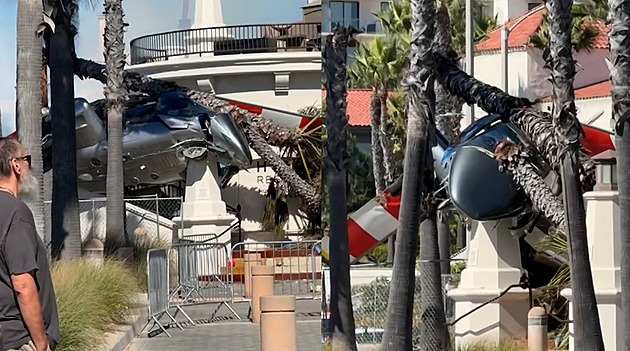 V USA se zřítil vrtulník. Záběry ukazují, jak ztratil pilot nad strojem kontrolu