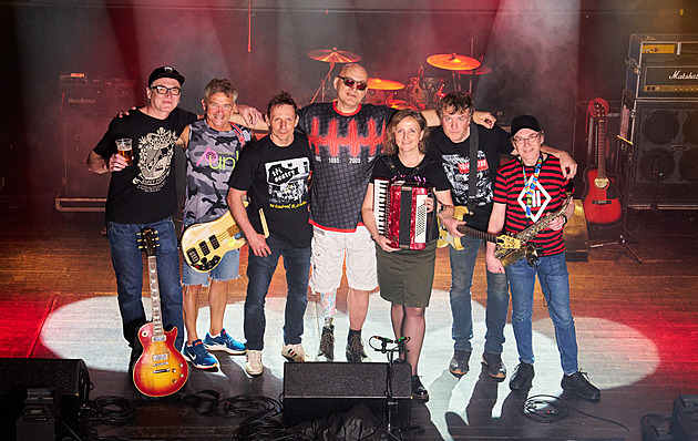 RECENZE: 40 let pod vobraz. Fotokniha Tří sester se čte jako zábavný román