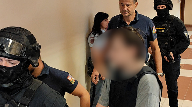 Mladík souzený za vraždy prodavaček v Hradci chce prohlásit vinu, soud to nepřijal