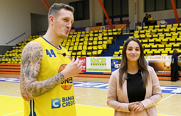 Už i basketbal v Ústí má moderátorku, méně vyzývavou. Jdeme s dobou, tvrdí šéf