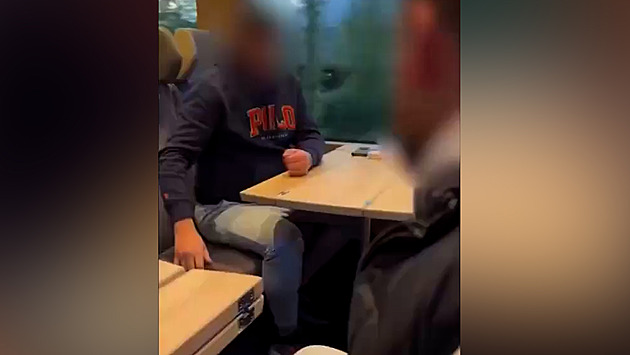 Zabiju vás, vypadněte! Rusky mluvící muž ve vlaku vyhrožoval ukrajinské rodině
