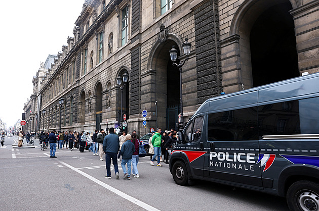 Diadém i brože. Zloději ukradli z Louvre vzácné šperky, muzeum zavřelo