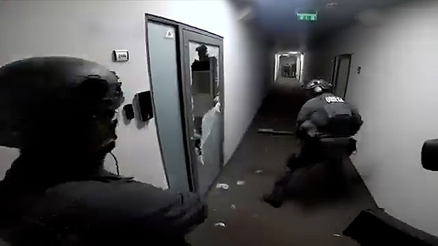 V Lotyšsku rozprášili doupě kyberzločinu. Vznikly miliony falešných webových účtů