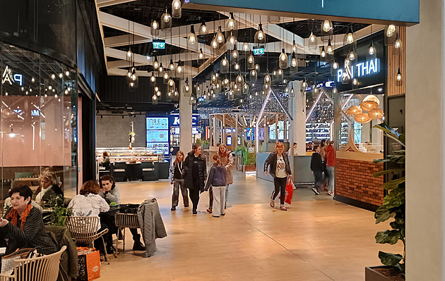 Varyáda září novotou. Obchoďák opravovali za provozu, pracovalo se i v noci