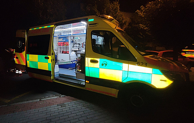 Řidič narazil s elektromotorkou do sloupu zrcadla, ležel na silnici v bezvědomí