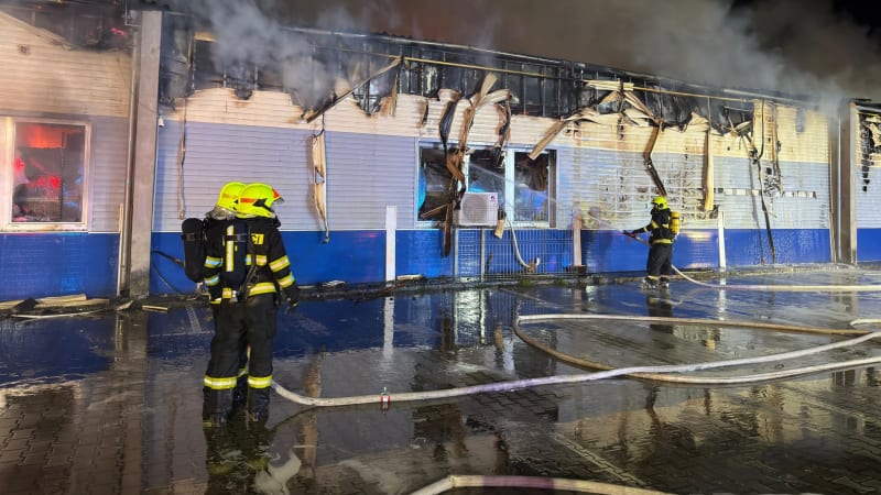 Na Litoměřicku hoří hala s pyrotechnikou. Ozvaly se exploze, místním přišly varovné SMS