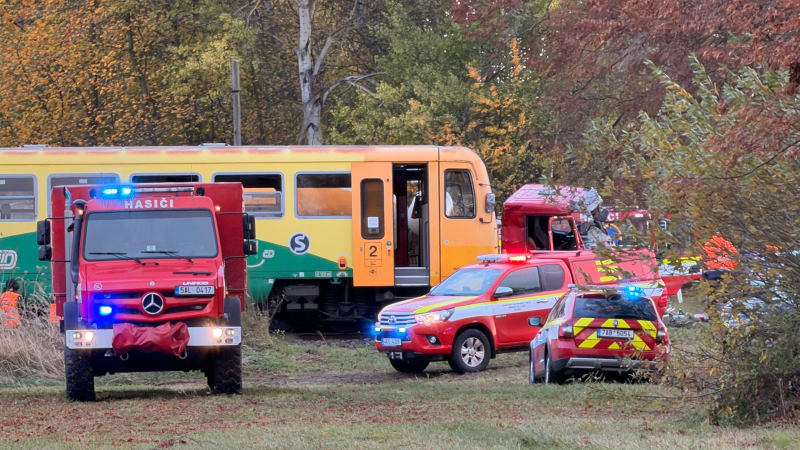 Vykolejený vlak na Příbramsku: Srazil se s nákladním vozem, s těžce zraněným letěl vrtulník