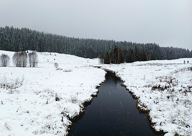 Rekordní říjnový sníh. Aspoň čtvrt metru je na Šumavě, Jeseníkách i Krkonoších