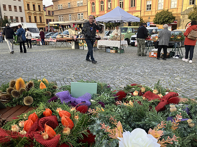 Redaktorka si zkusila vyrobit a prodat věnec na Dušičky. Lidem se zdál drahý