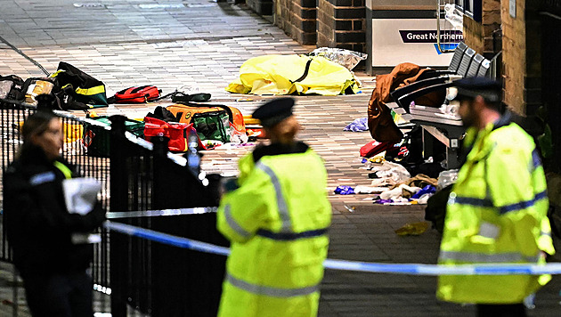 „Všude byla krev.“ Po útoku ve vlaku v Anglii je devět lidí v kritickém stavu