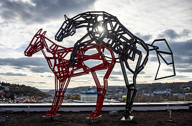 Šemík se páří s klisnou na pražské střeše. Plastika vyvolala pozdvižení