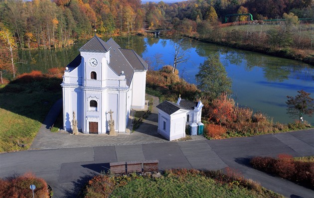 Místo šedého eternitu oranžové bobrovky. Šikmý kostel v Karviné promění střechu