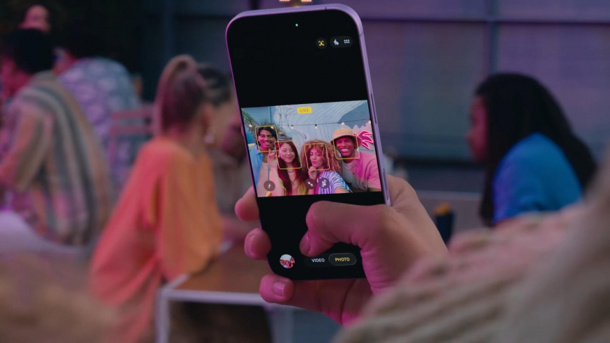 Příští iPhony dostanou lepší selfie kameru. Nejzajímavější bude u ohebného modelu