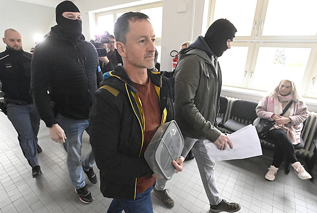 Zakázka na parkovací dům v Pardubicích míří k soudu, obžalovali šest lidí