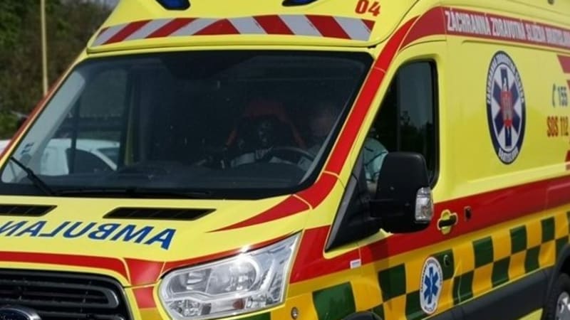 Opilý řidič sanitky naboural na Slovensku do stromu. Vezl dva pacienty