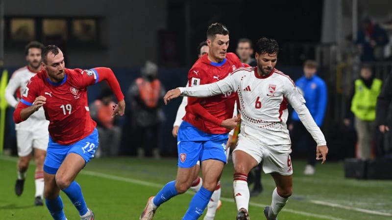 Souček nebude příště kapitán. Hráči nedostanou prémie, svaz rozčílilo chování k fanouškům